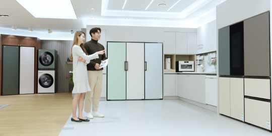 LG베스트샵 강동본점을 찾은 고객들이 공간 인테리어 가전 LG 오브제컬렉션을 살펴보는 모습.  <LG전자 제공>